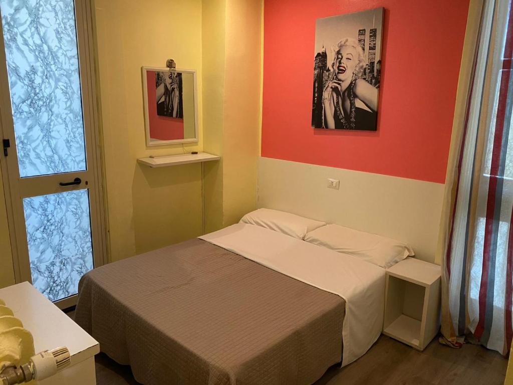 Двухместный (Двухместный номер с 1 кроватью и общей ванной комнатой) отеля Hotel Kennedy, Милан