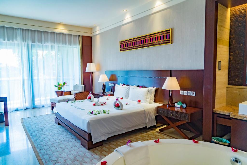 Двухместный (Двухместный номер Делюкс с кроватью размера «king-size» или 2 отдельными кроватями, вид на сад) курортного отеля Grand Metropark Resort Sanya, Санья