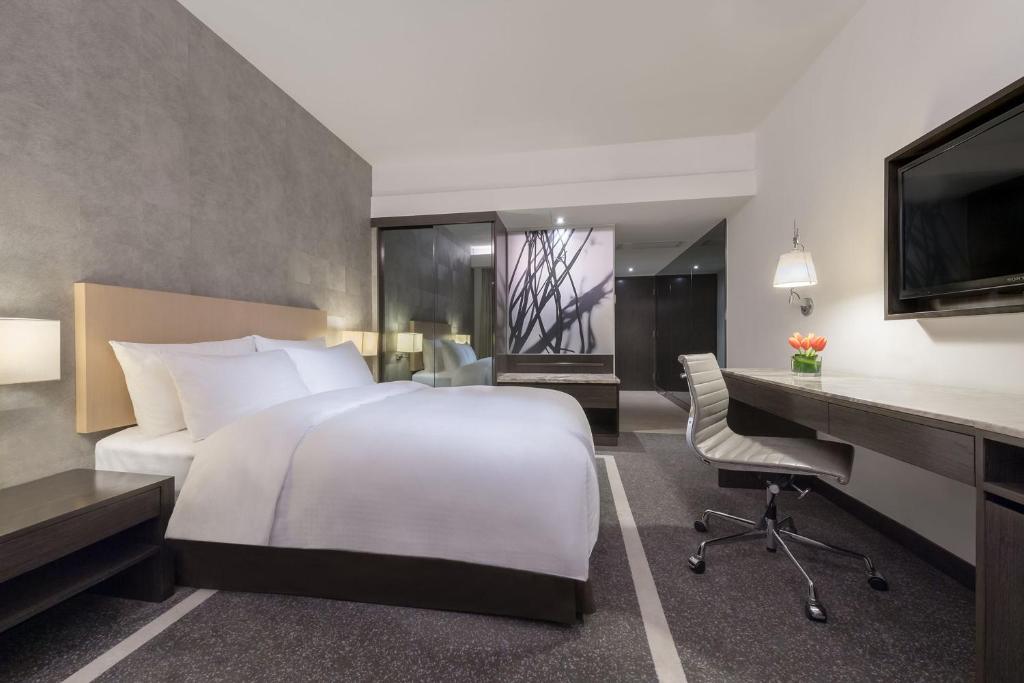 Двухместный (Улучшенный двухместный номер с 1 кроватью или 2 отдельными кроватями и бесплатным мини-баром) отеля Gateway Hotel, Marco Polo, Гонконг (город)
