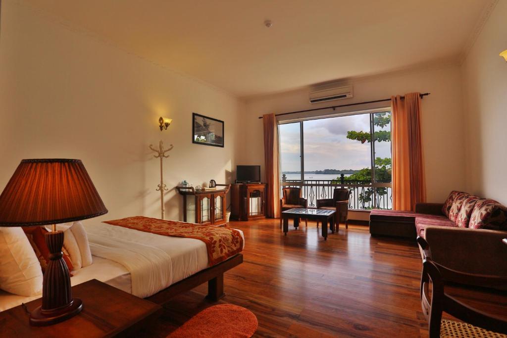 Двухместный (Улучшенный двухместный номер с 1 кроватью или 2 отдельными кроватями, вид на озеро) отеля Centauria Lake Resort, Эмбилипития