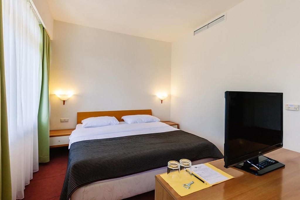Двухместный (Premium Double Room - Park Side) отеля Hotel Plitvice, Плитвицкие озёра