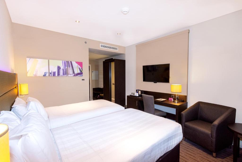 Двухместный (Стандартный двухместный номер с 2 отдельными кроватями - Для курящих) отеля Premier Inn Dubai Al Jaddaf, Дубай