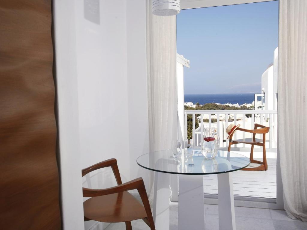 Сьюит (Люкс для новобрачных с видом на море или на бассейн) отеля Belvedere Hotel, Миконос