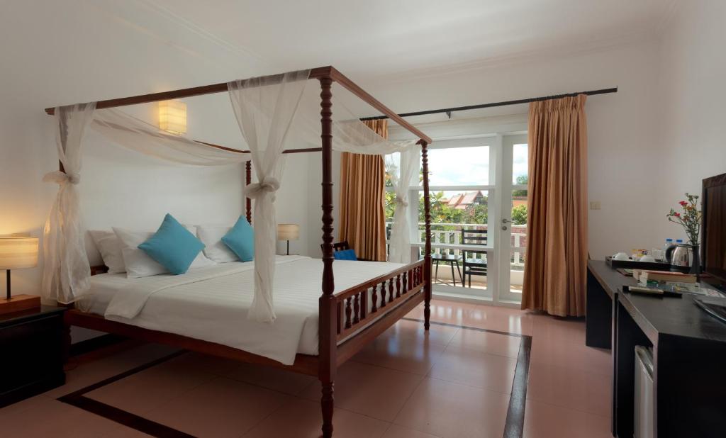 Двухместный (Junior Suite Pool View - Free round trip transfers) отеля Amber Angkor Villa Hotel & Spa, Сием Рип
