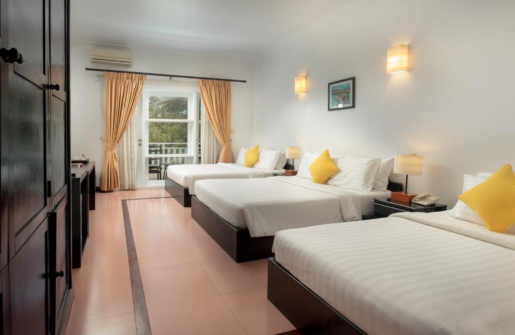 Семейный (Deluxe Family Pool View - Free Round Trip Transfers) отеля Amber Angkor Villa Hotel & Spa, Сием Рип