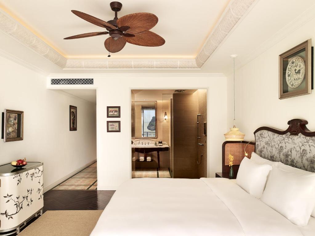 Двухместный (Улучшенный номер с кроватью размера «king-size») отеля Hôtel Perle d'Orient Cat Ba - MGallery, Катба