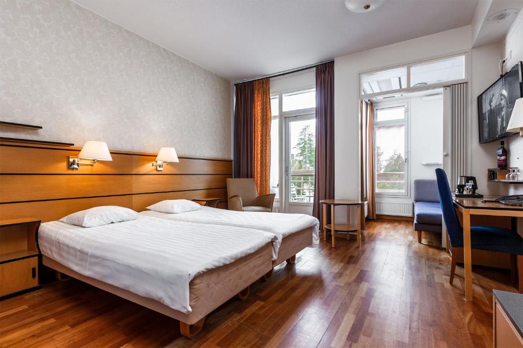 Двухместный (Улучшенный двухместный номер с 2 отдельными кроватями и доступом в спа-центр) отеля Finlandia Hotel Imatran Kylpylä Spa, Иматра