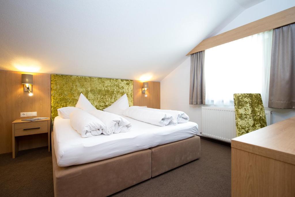 Двухместный (Двухместный номер Делюкс с 1 кроватью или 2 отдельными кроватями) отеля Hotel Tyrol, Зёльден