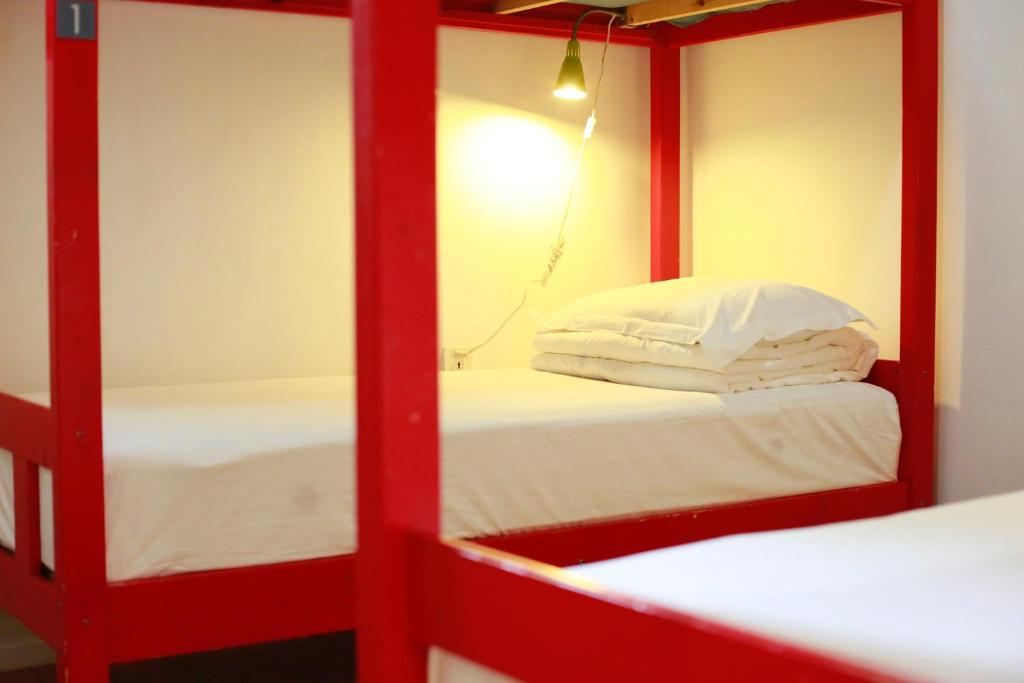 Номер (Спальное место на двухъярусной кровати в общем номере для женщин) хостела Peking Youth Hostel, Пекин