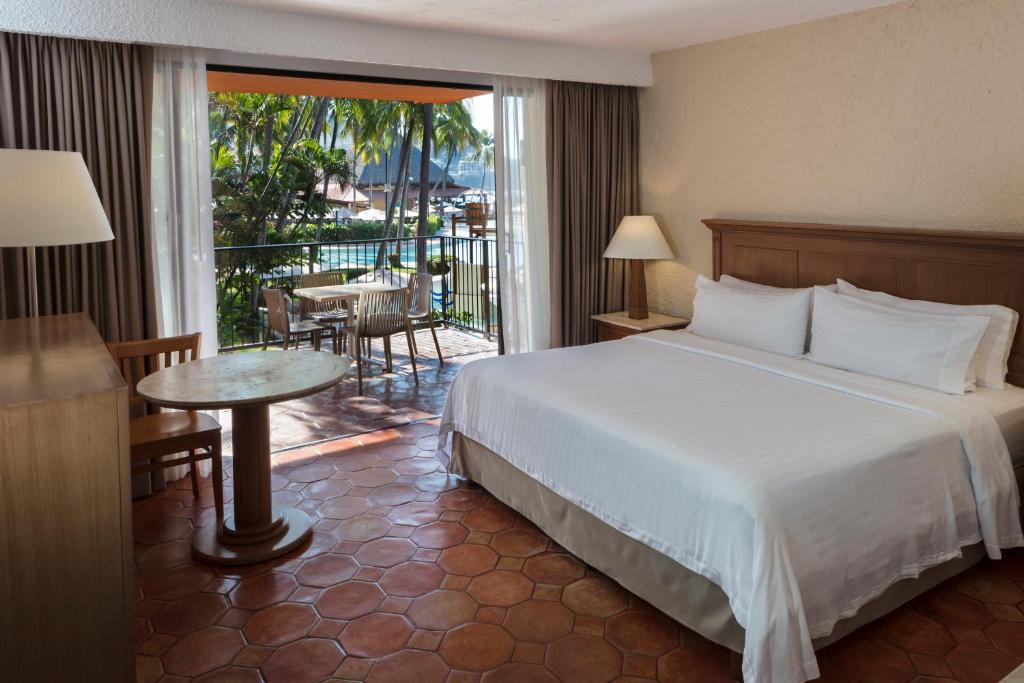 Двухместный (Улучшенный двухместный номер с 2 двуспальными кроватями и выходом к бассейну) курортного отеля Holiday Inn Resort Ixtapa All-Inclusive, Икстапа