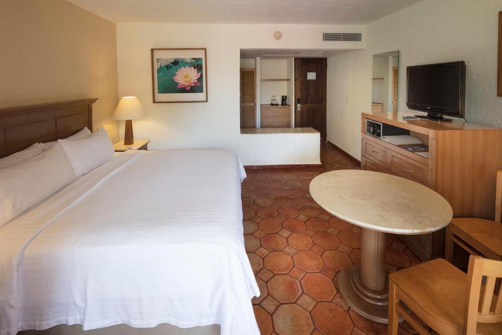Двухместный (Номер с кроватью размера king-size - Вид на бассейн) курортного отеля Holiday Inn Resort Ixtapa All-Inclusive, Икстапа