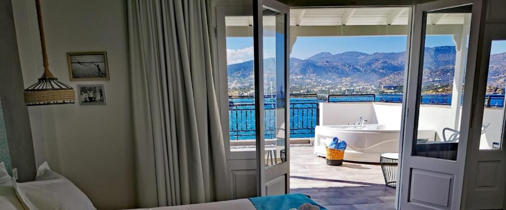 Двухместный (Двухместный номер Делюкс с 1 кроватью и видом на море) отеля Kastro Hotel, Айос-Николаос (Крит), Крит