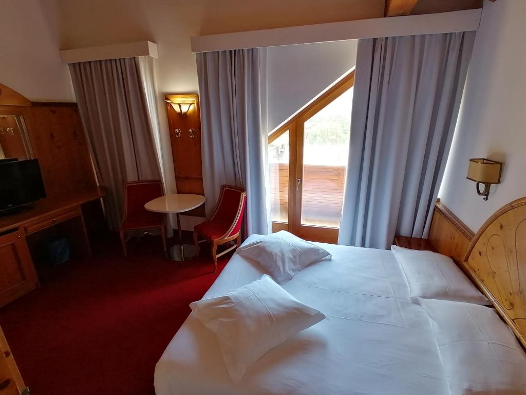 Двухместный (Двухместный номер с 1 кроватью или 2 отдельными кроватями, вид на горы) отеля Olympic Palace, Мадонна-ди-Кампильо