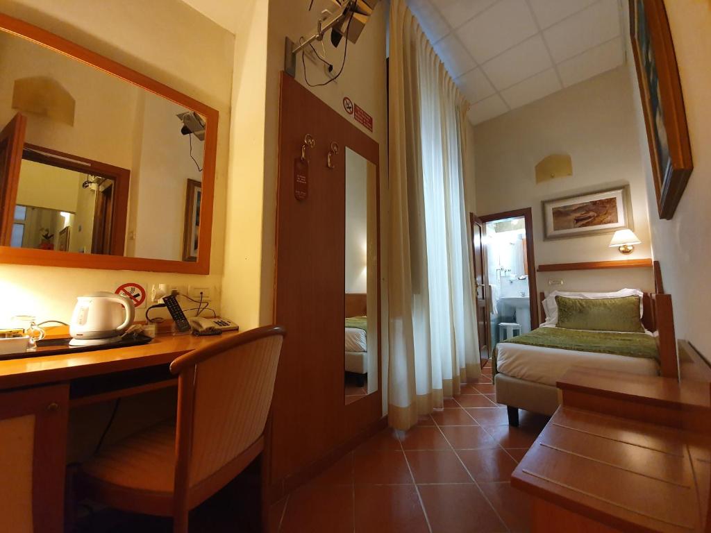 Одноместный (Небольшой одноместный номер «Комфорт») отеля Hotel Axial, Флоренция