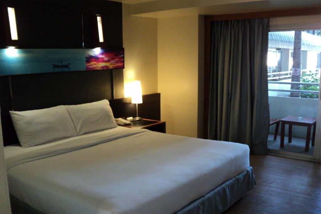 Двухместный (Улучшенный двухместный номер с 1 кроватью или 2 отдельными кроватями) отеля Sunshine Hotel & Residences, Паттайя