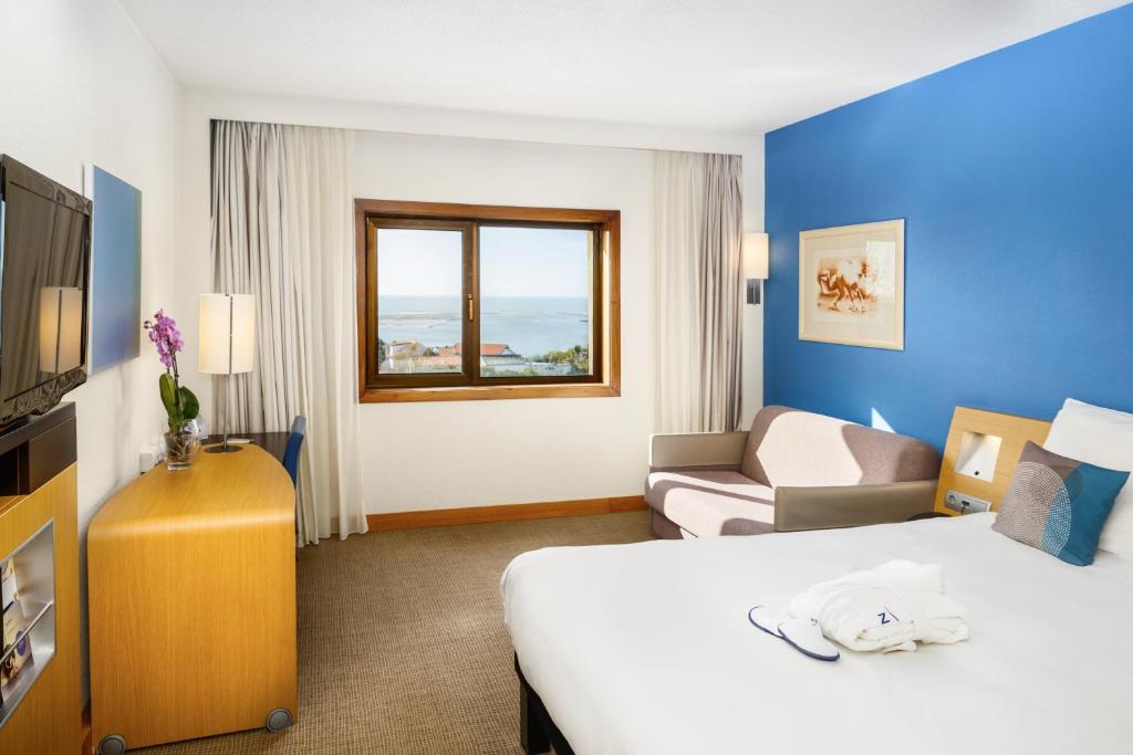 Трехместный (Представительский номер с кроватью размера «queen-size» и диваном-кроватью - Вид на море) отеля Novotel Porto Gaia, Вила-Нова-ди-Гая