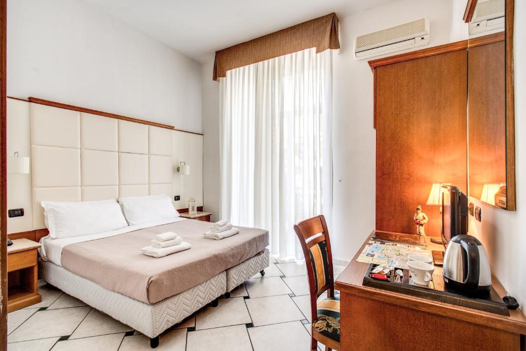 Двухместный (Двухместный номер с 1 кроватью или 2 отдельными кроватями) отеля Hotel Garibaldi, Неаполь