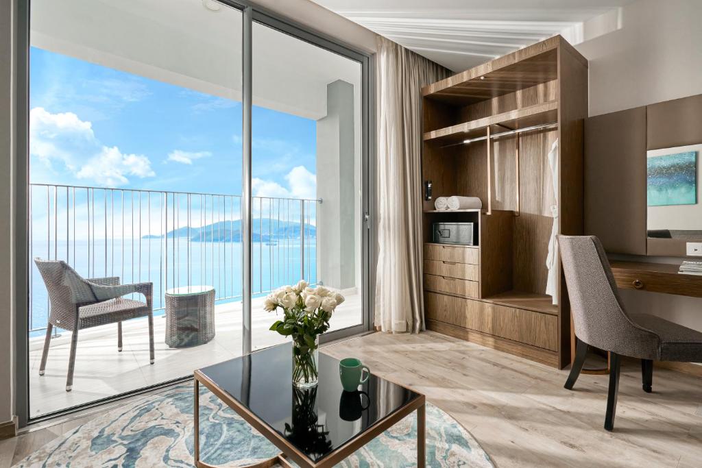 Двухместный (Двухместный номер Делюкс с 2 отдельными кроватями и видом на океан) отеля Eastin Grand Hotel Nha Trang, Нячанг