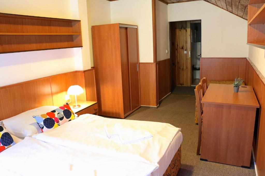 Двухместный (Двухместный номер эконом-класса с 1 кроватью или 2 отдельными кроватями и дополнительной кроватью) отеля Hotel Maredis, Корженов