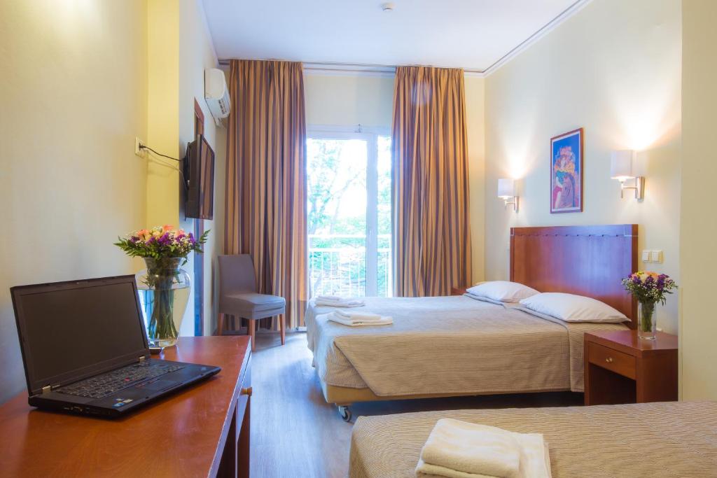 Трехместный (Трехместный номер с дополнительной кроватью) отеля Hotel Marina, Афины