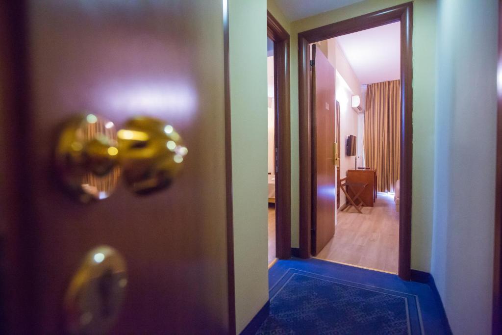 Четырехместный (2 двухместных номера с 1 кроватью или 2 отдельными кроватями и смежной дверью) отеля Hotel Marina, Афины