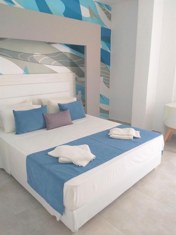 Двухместный (Улучшенный двухместный номер с 1 кроватью или 2 отдельными кроватями, частичный вид на море) отеля Sun Boutique Hotel (Adults Only), Амудара