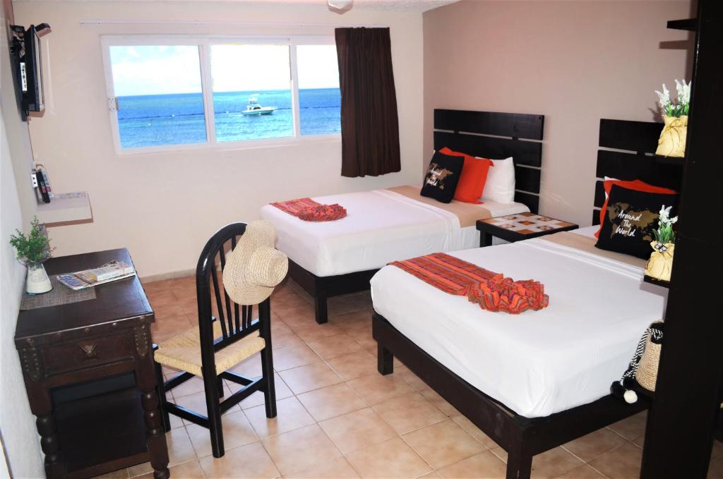 Четырехместный (Улучшенный номер) отеля Hacienda Morelos Beachfront Hotel, Пуэрто-Морелос