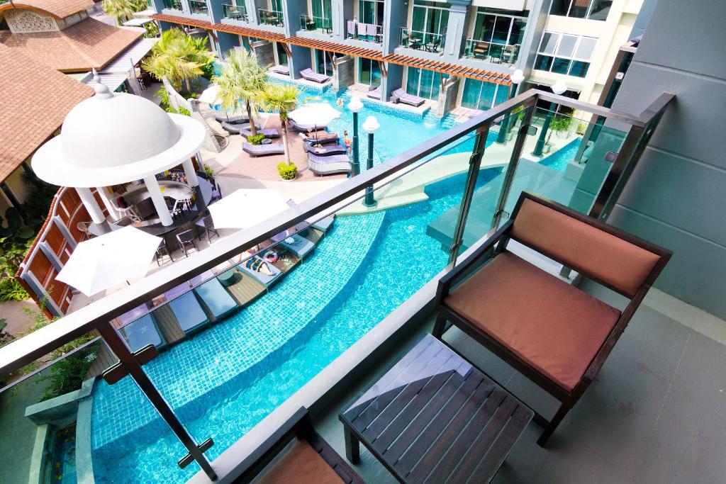 Двухместный (Улучшенный двухместный номер с 1 кроватью или 2 отдельными кроватями, вид на бассейн) курортного отеля Ramaburin Resort, Пхукет