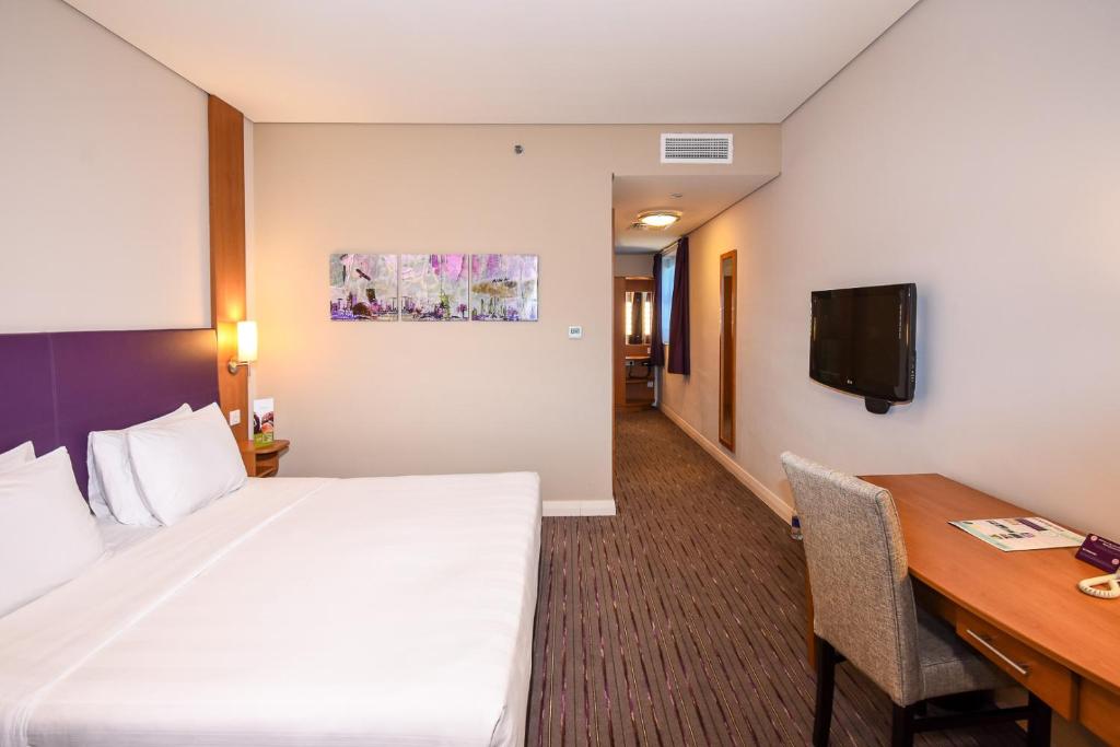 Двухместный (Двухместный номер с 1 кроватью - Для курящих) отеля Premier Inn Abu Dhabi Capital Centre, Абу-Даби