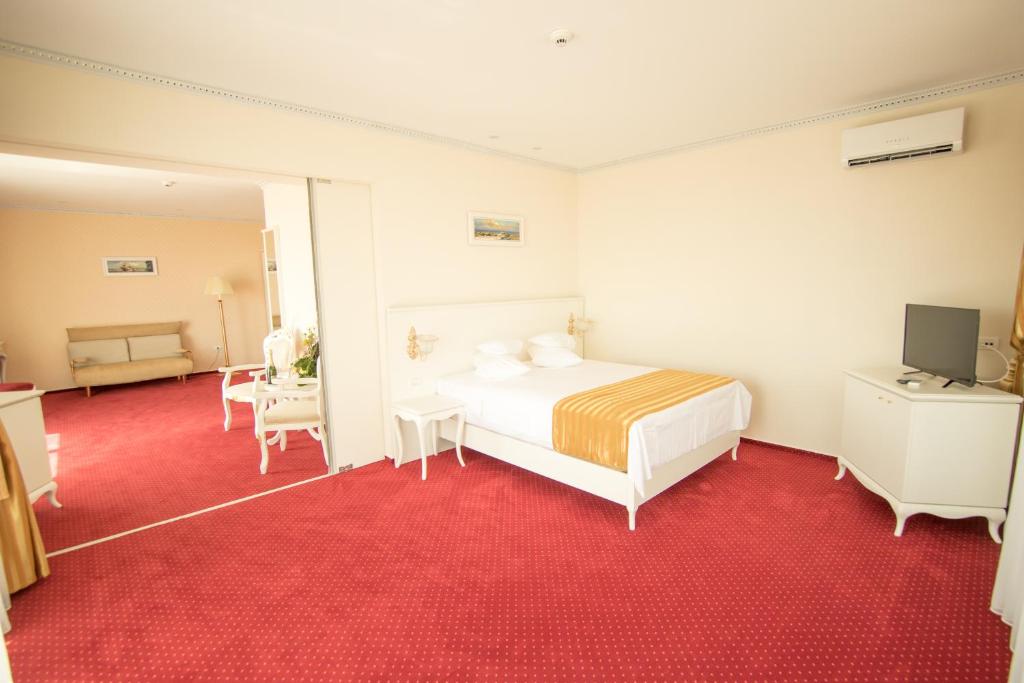 Сьюит (Люкс с кроватью размера «king-size») отеля MSR Port Hotel, Мангалия