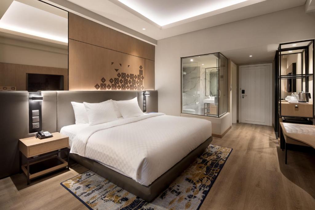 Двухместный (Улучшенный номер с кроватью размера «king-size») отеля Mercure Jakarta Batavia, Джакарта