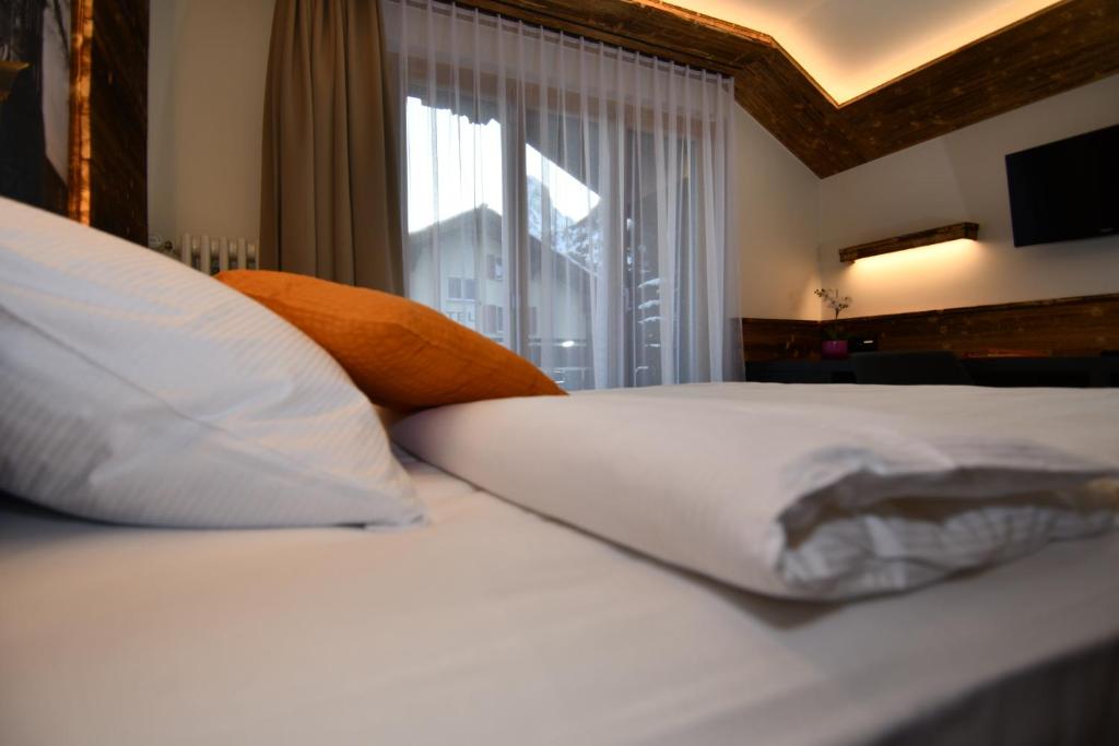 Двухместный (Улучшенный номер с кроватью размера «queen-size» и видом на Маттерхорн) отеля Elite, Церматт