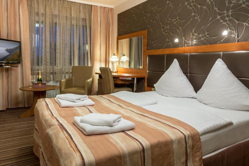 Двухместный (Улучшенный двухместный номер с 1 кроватью) отеля Hotel ARA Restauracja Dancing Club, Ястшембя Гора