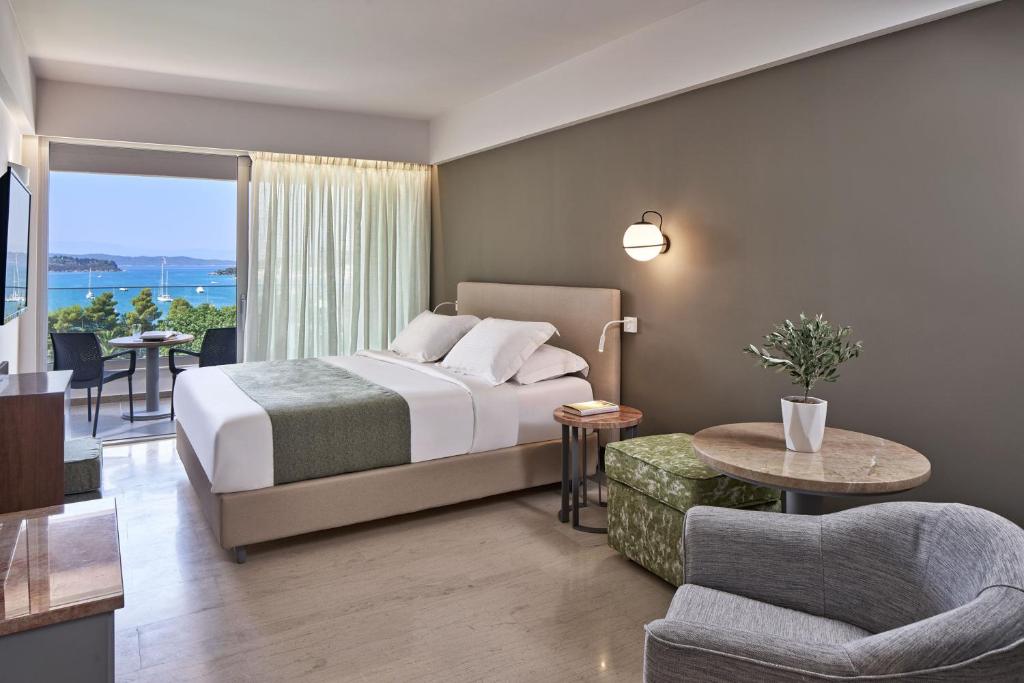 Трехместный (Улучшенный трехместный номер с видом на море) отеля AKS Porto Heli Hotel, Порто-Хели