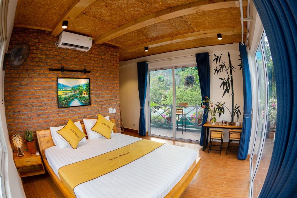 Двухместный (Двухместный номер Делюкс с 1 кроватью и балконом) отеля An Thái Homestay and Bar, Ниньбинь