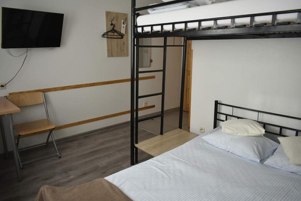 Трехместный (Трехместный номер с собственной ванной комнатой) хостела Arcus Premium Hostel, Варшава