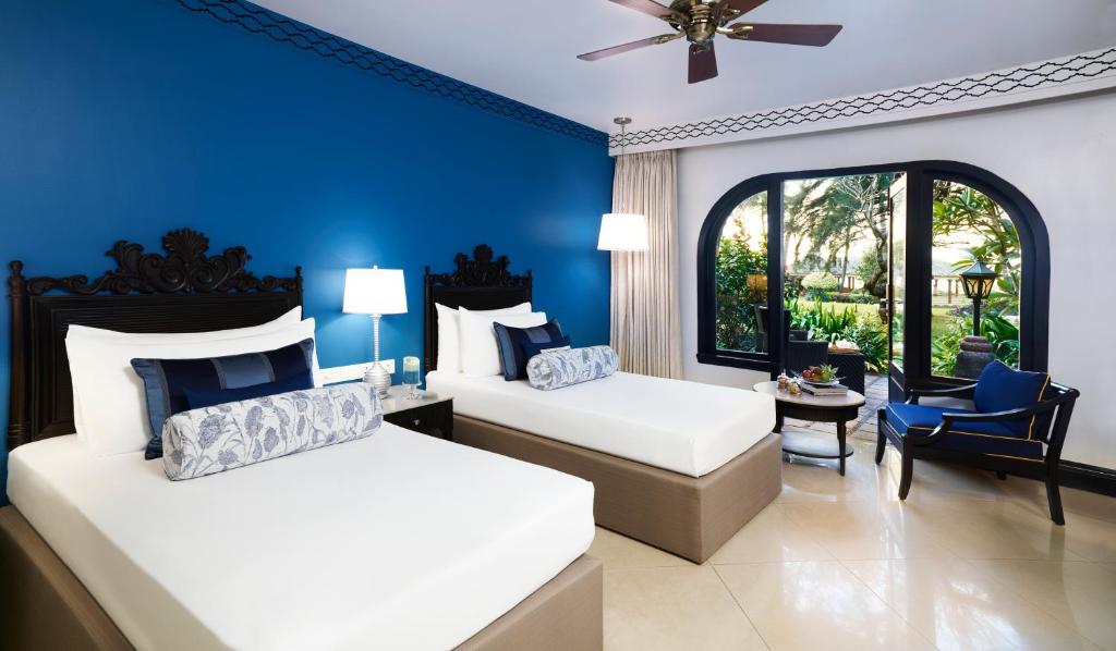 Двухместный (Улучшенный номер с видом на сад и зоной для отдыха на открытом воздухе - 2 односпальные кровати) курортного отеля Taj Fort Aguada Resort & Spa, Goa, Кандолим