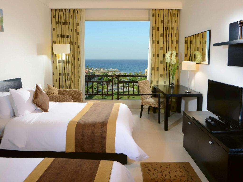 Двухместный (Классический двухместный номер с 2 отдельными кроватями и видом на море) курортного отеля Mövenpick Resort El Sokhna, Айн-Сохна