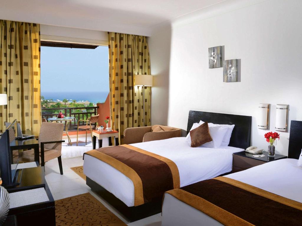 Двухместный (Улучшенный двухместный номер с 2 отдельными кроватями и видом на море) курортного отеля Mövenpick Resort El Sokhna, Айн-Сохна