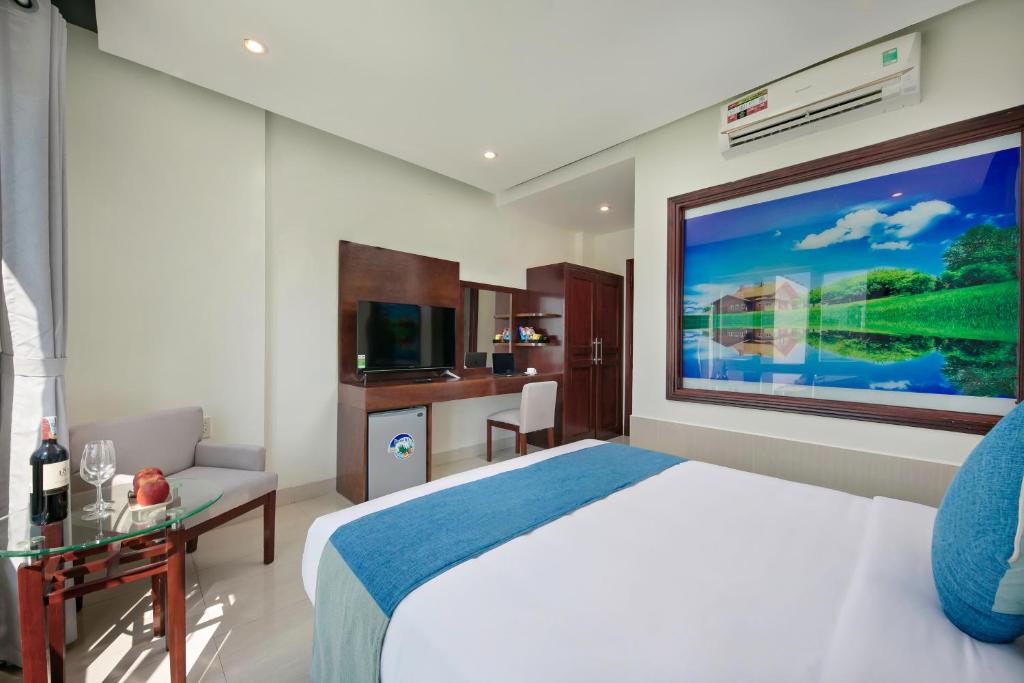 Двухместный (Двухместный номер Делюкс с 1 кроватью и ванной) отеля Sea Wind Hotel, Дананг