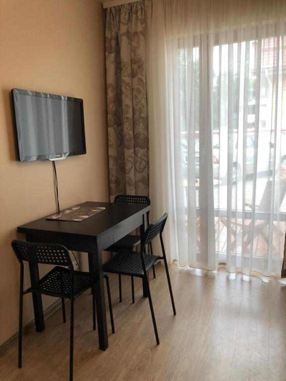 Апартаменты (Апартаменты с 1 спальней, мини-кухней и террасой — Вид во двор), Eurovila - Home Suite Palanga