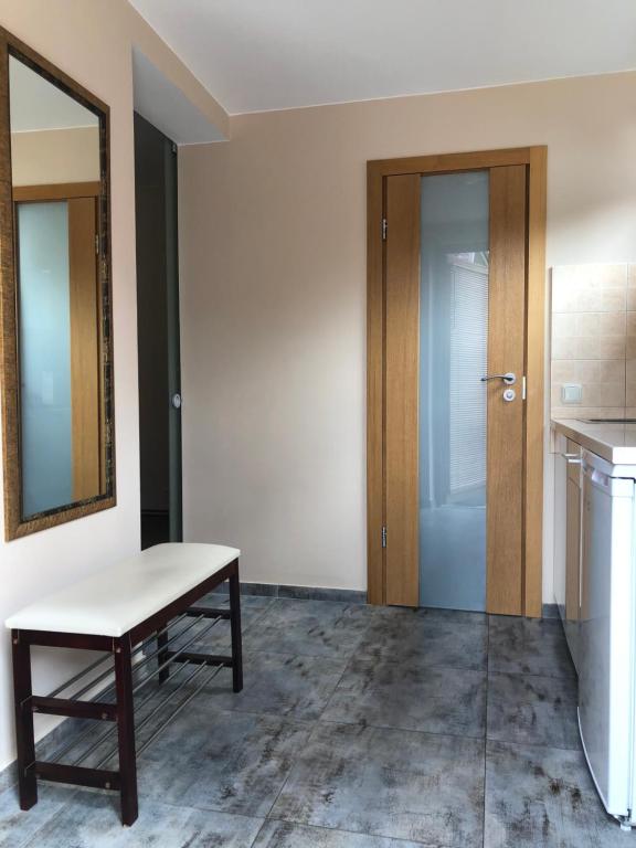 Апартаменты (Апартаменты с 1 спальней, мини-кухней и террасой — Вид во двор), Eurovila - Home Suite Palanga