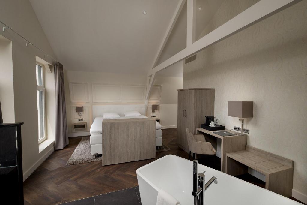 Двухместный (Двухместный номер Делюкс с 1 кроватью и ванной) отеля Hotel De Lindeboom, Ден-Бург