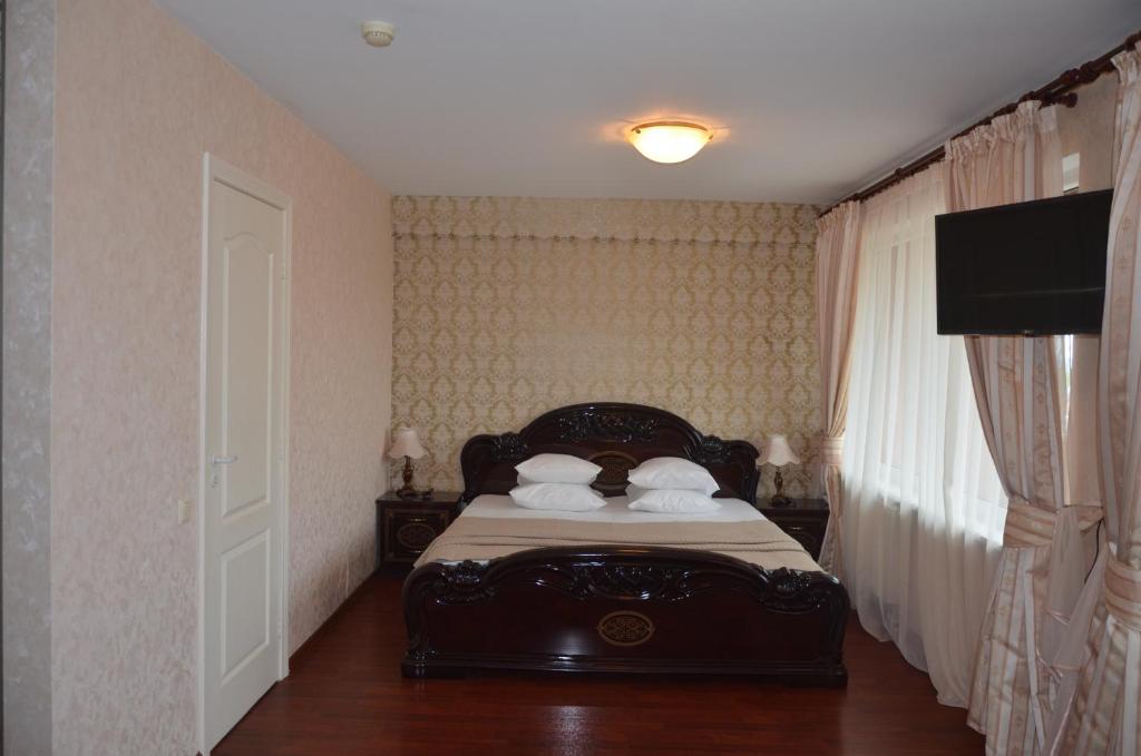 Сьюит (Люкс с кроватью размера «king-size» и балконом) отеля Latgale, Резекне
