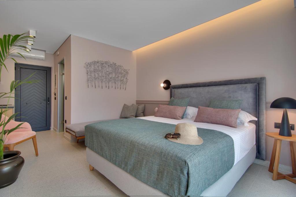 Двухместный (Номер с кроватью размера «queen-size» и видом на сад) апартамента Charisma Luxury Apartments, Парга