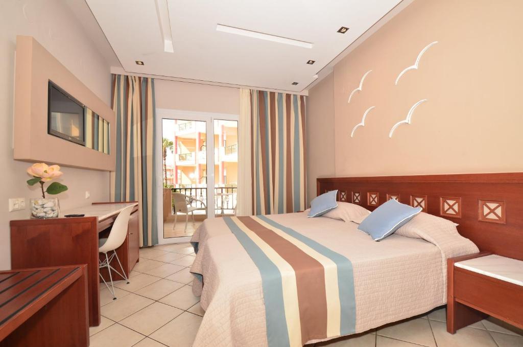 Двухместный (Двухместный номер с 2 отдельными кроватями и видом на бассейн) отеля Hotel Evilion Sea And Sun, Неи-Пори