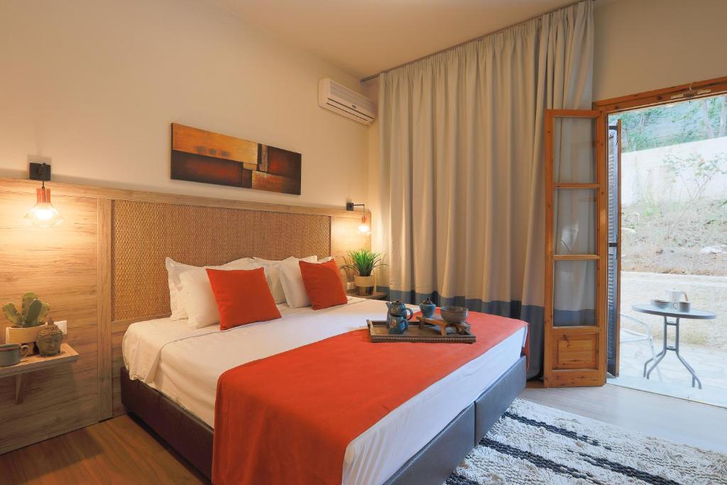 Двухместный (Двухместный номер с 1 кроватью или 2 отдельными кроватями, вид на горы) отеля Skiathos Avaton Hotel, Philian Hotels & Resorts, Скиатос