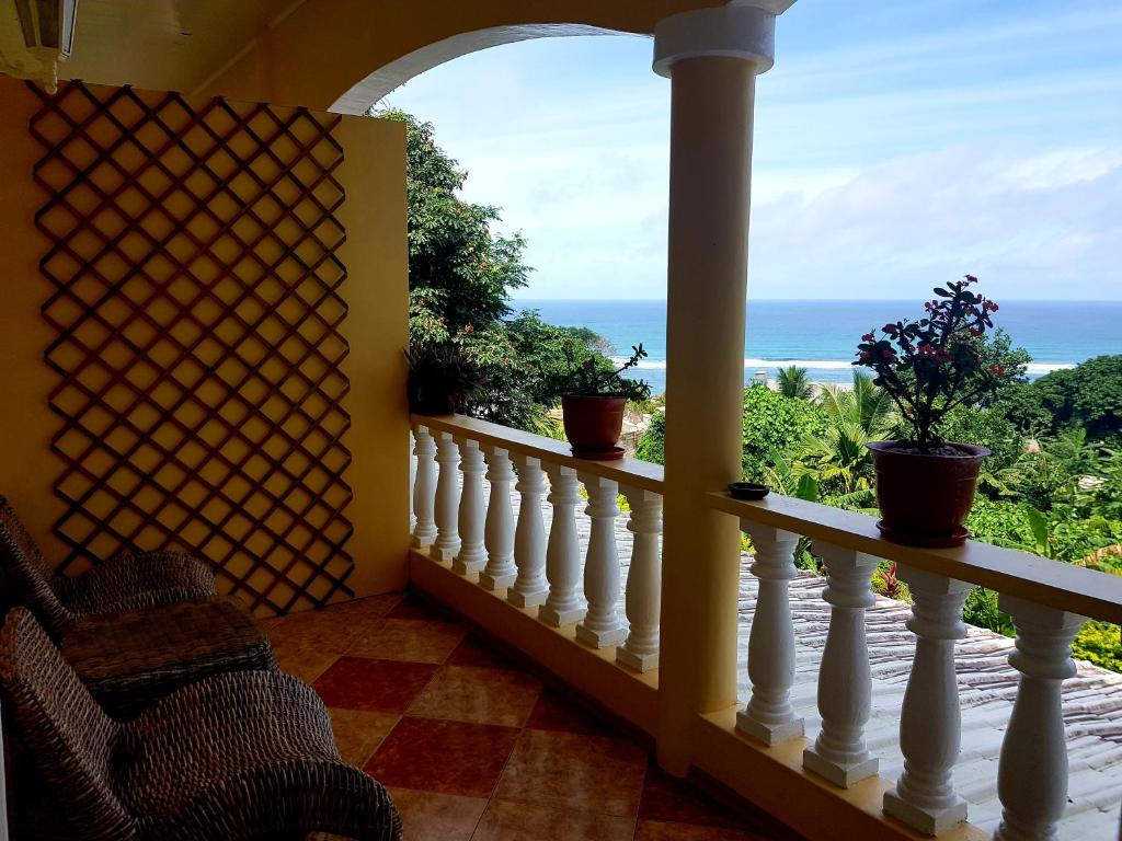 Двухместный (Двухместный номер с 1 кроватью и балконом, вид на море) гостевого дома SeyBreeze Villa, Анс-Руаяль