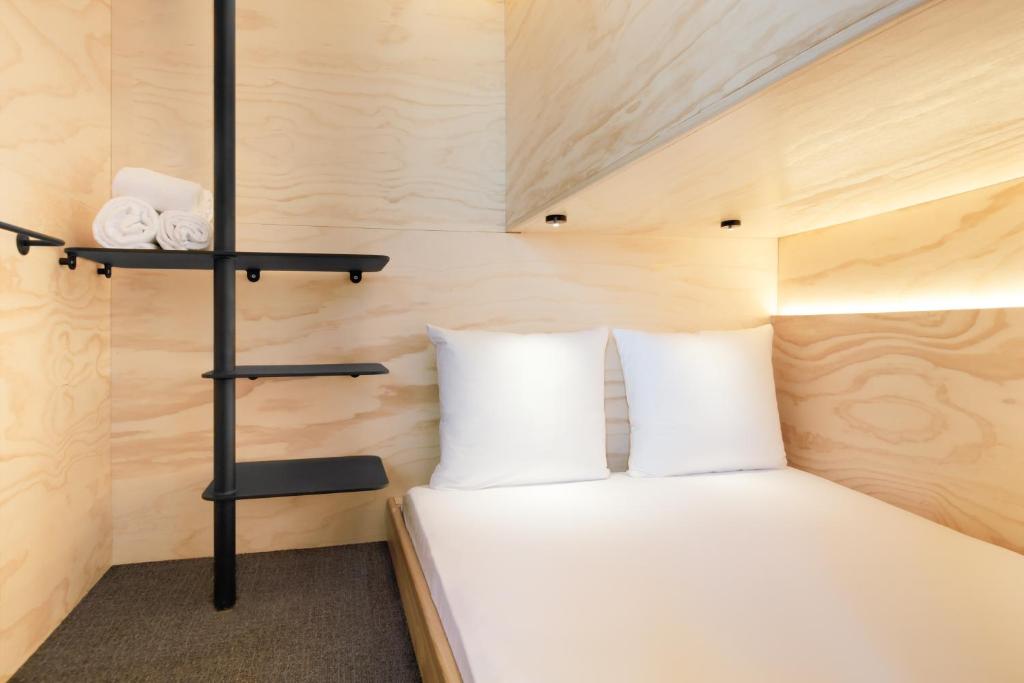 Двухместный (Спальная каюта с общей ванной комнатой) отеля Volkshotel, Амстердам