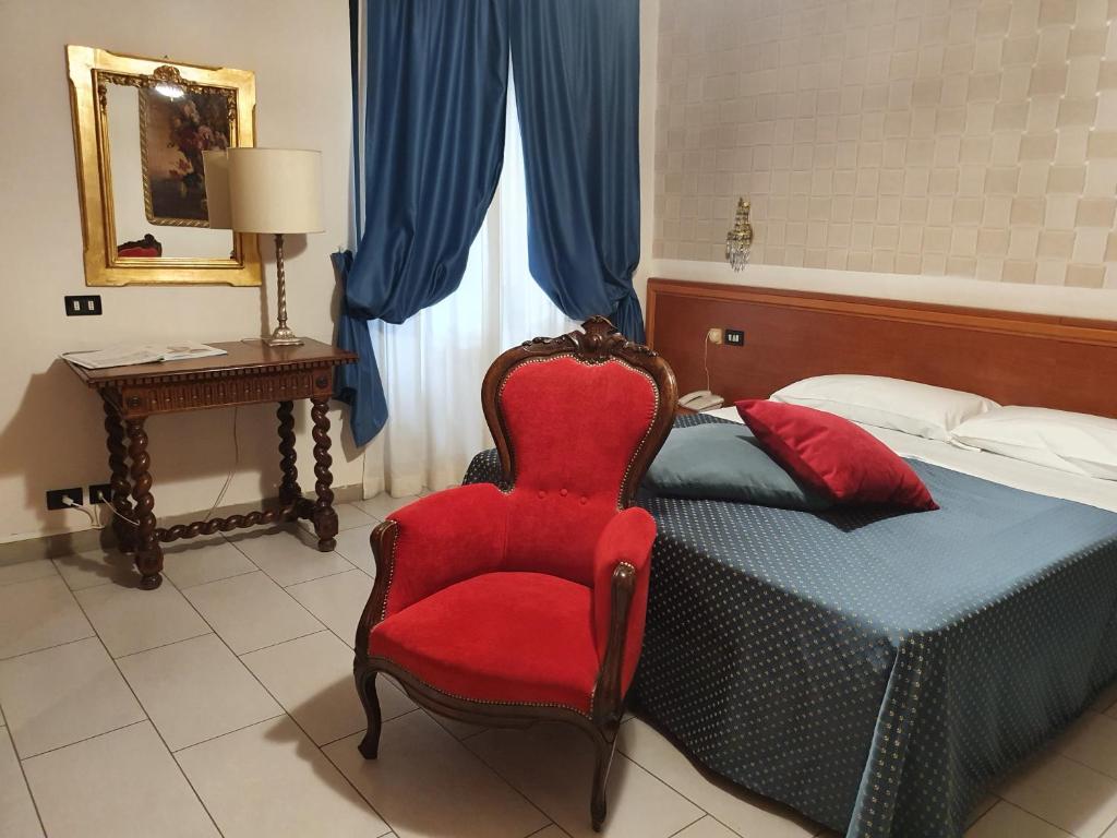 Трехместный (Стандартный трехместный номер) отеля Hotel San Giorgio, Бергамо
